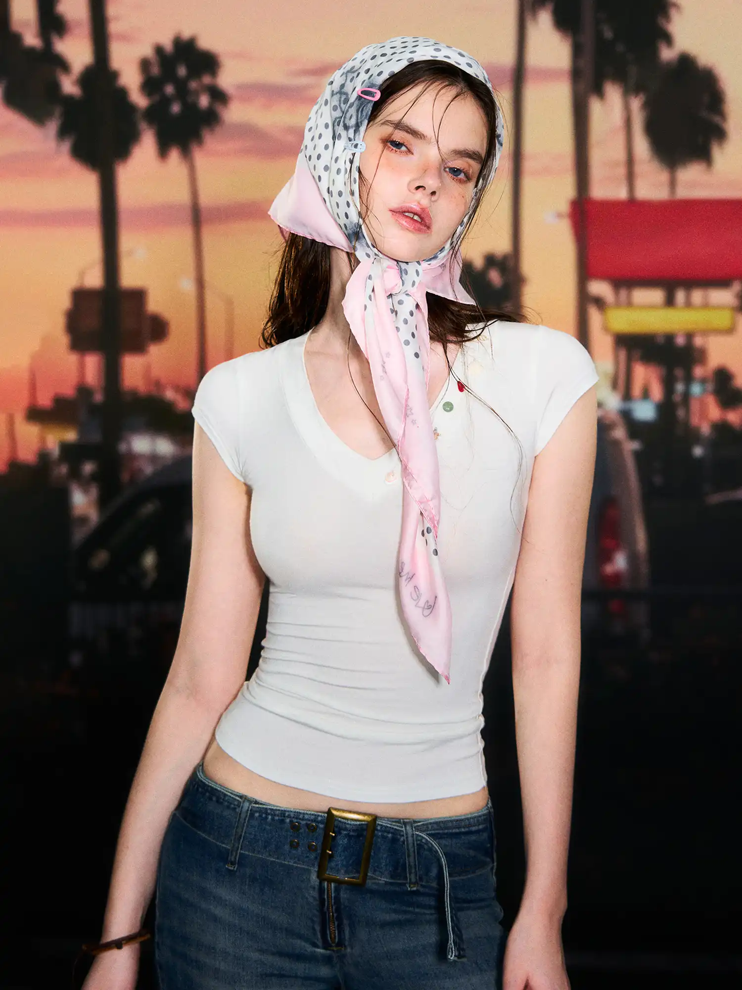 Seashell Embellished V-Neck Cropped White Tee - Image 3