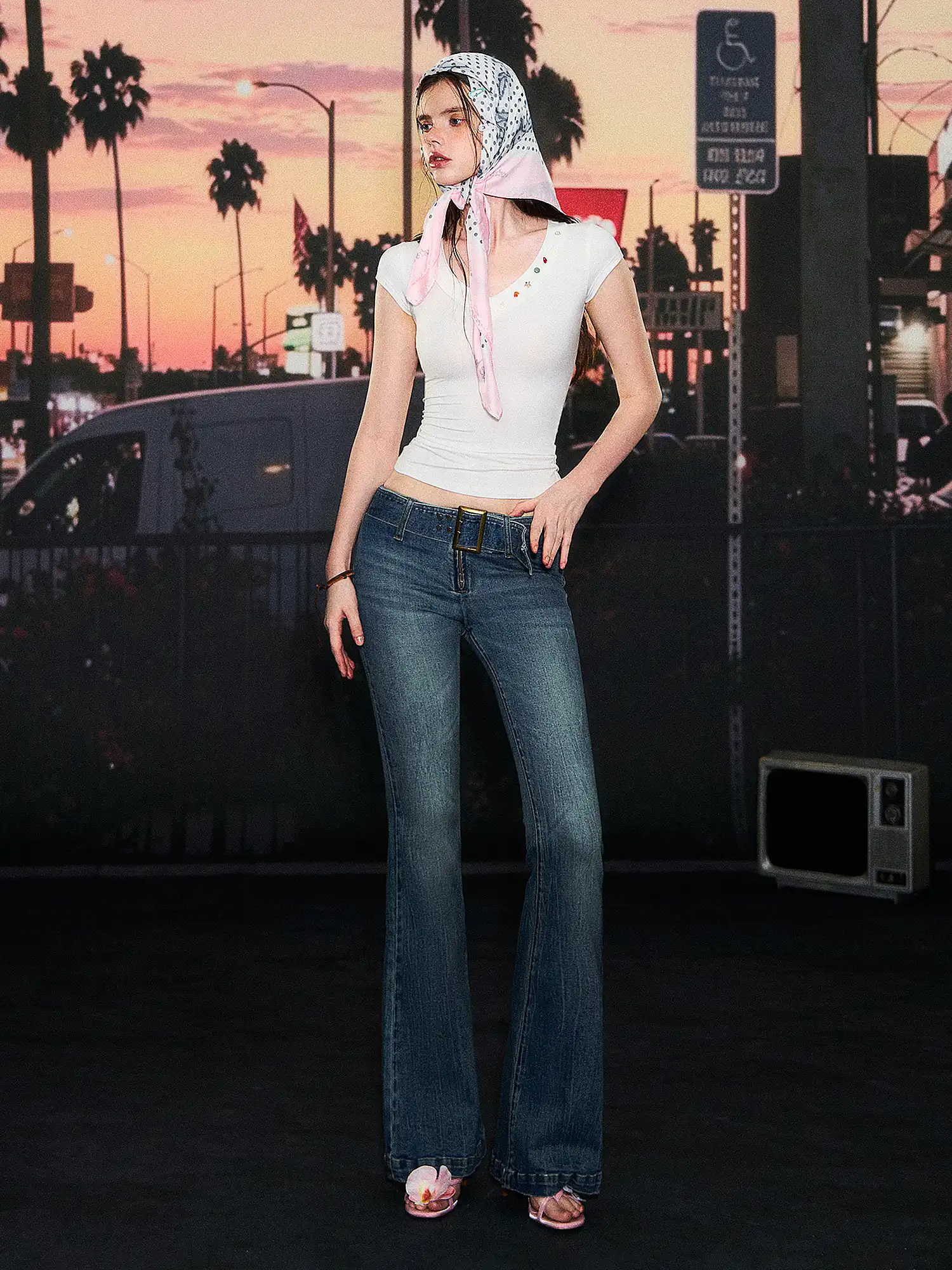 Seashell Embellished V-Neck Cropped White Tee - Image 8